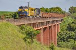 MRSL 7354 Passando pelo Viadulto n ° 58 da Ferrovia do AÇO